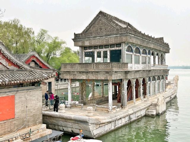 🌿 Tranquility by the Lake – Summer Palace Escape