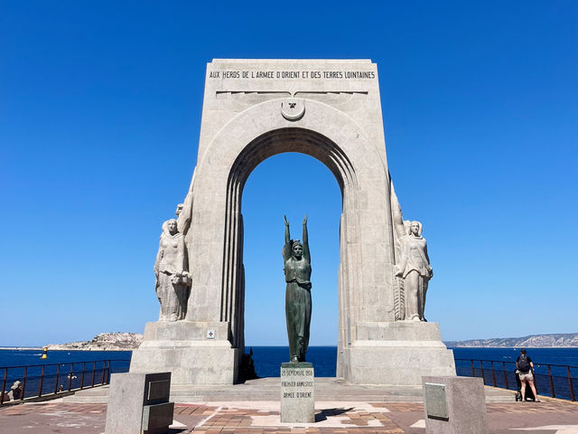 🌊 馬賽海岸線與東方之門紀念碑🏛️✨ 🌊 馬賽海岸線與東方之門紀念碑🏛️✨