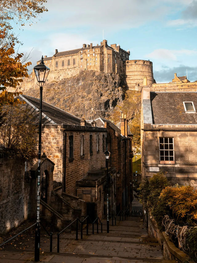 🏰 Edinburgh: A City of Castles and Closes 🌿📚🍺