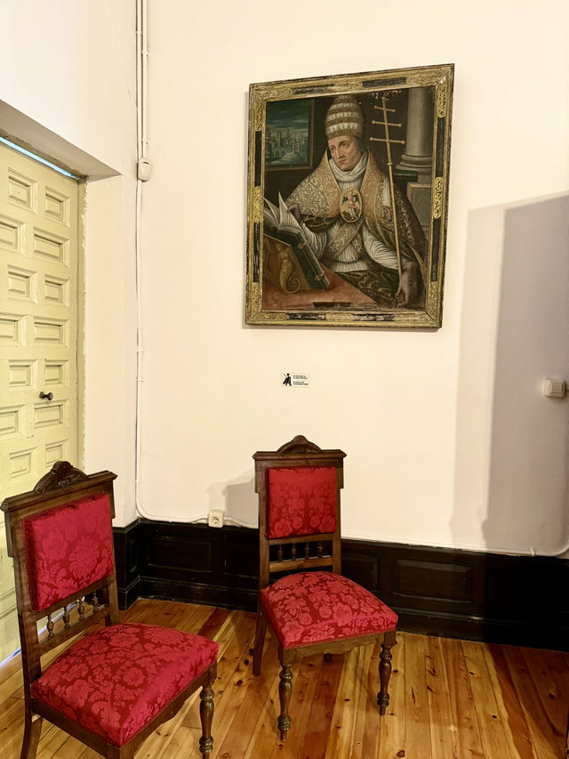 Intimate and Atmospheric Intimate and Atmospheric