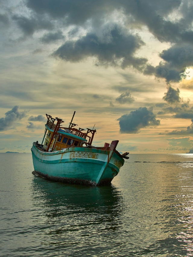 황금의 숨결이 머무는 새벽의 사원 🇹🇭