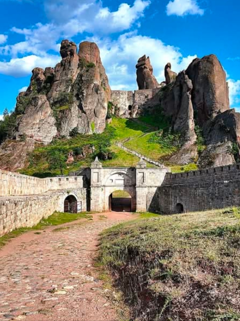 ป้อมปราการหินสุดอลังการ: เปิดประวัติศาสตร์ระดับร็อกสตาร์ของ Belogradchik 。