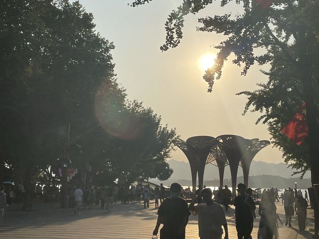 Hangzhou’s Stunning West Lake 