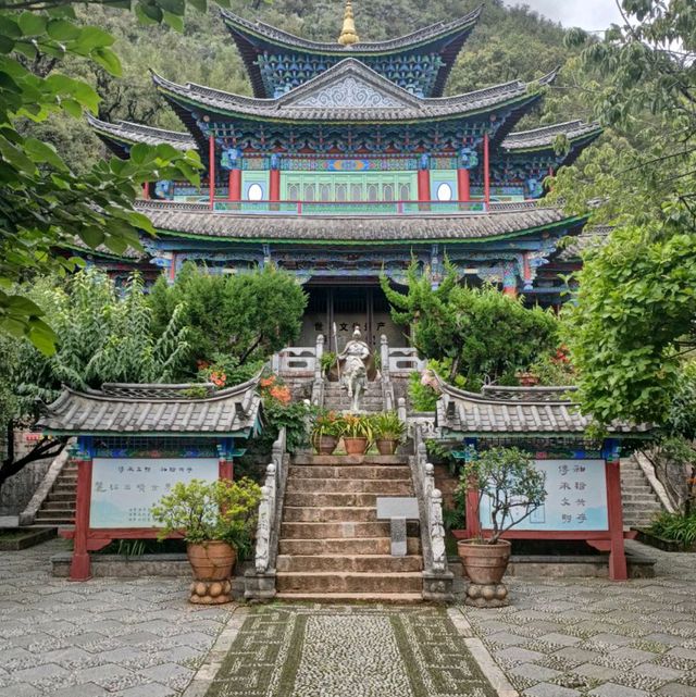 Lay back and relax in Lijiang
