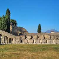 Discovering the Hidden Gem of Pompeia: A Charming Town Amidst Scenic Landscapes 🌄🏰🇮🇹