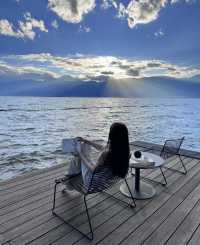 洱海畔的姐妹情誼：大理明月松間·洱海酒店的海邊聊天時光