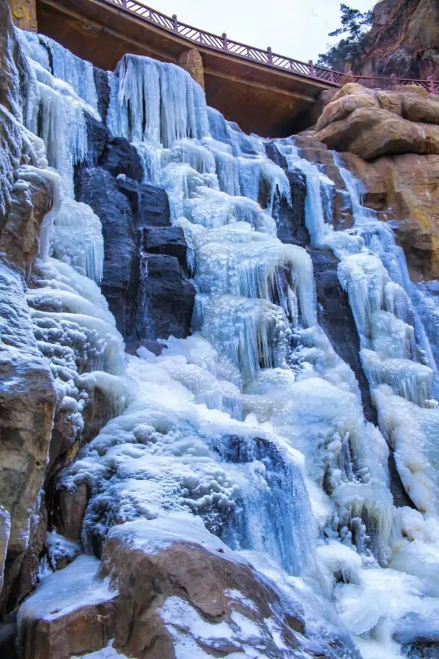 Rather than the rime of Laoshan in Qingdao, I prefer the ice waterfall of Beijiushui