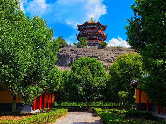 横店影視城相當於一個大型旅遊度假區了，小眾景點非常多，門票也是各種聯票制，老實講價格略高