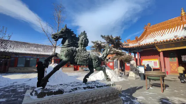 Praying at the Dazhao Temple