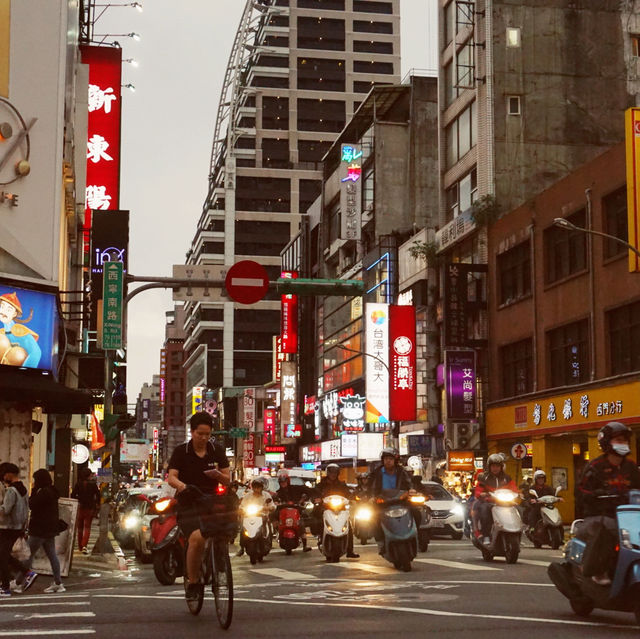 臺北必去景點西門町在人潮洶湧中看臺北街頭繁華