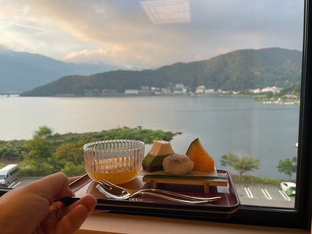 富士湖畔，溫泉鄉的優雅居所：一次難忘的日式住宿體驗。