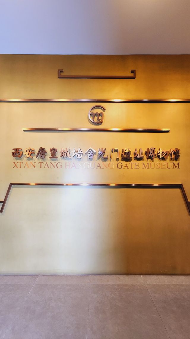 跟住悟空遊古蹟~西安城牆含光門。