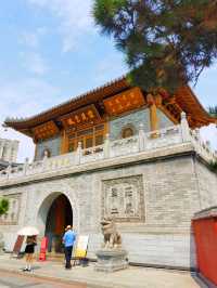 探索千年古寺。