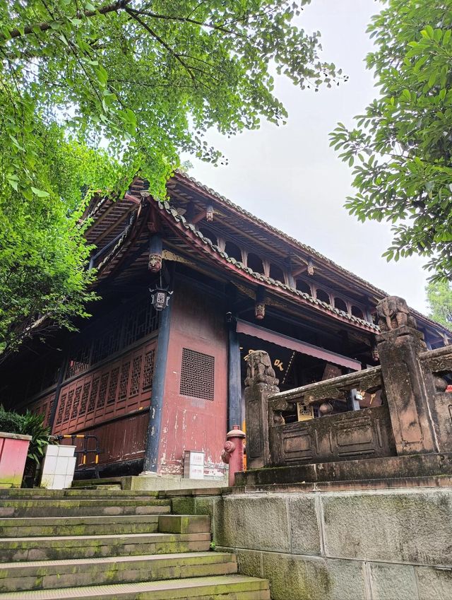 四川旅遊 | 開門見山第一寺–峨眉山報國寺。