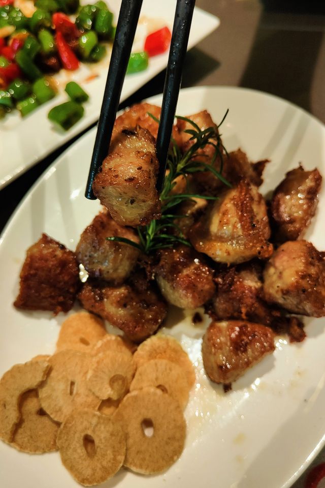 昆明人均一百多元就能吃到扶牆走的五星級酒店。