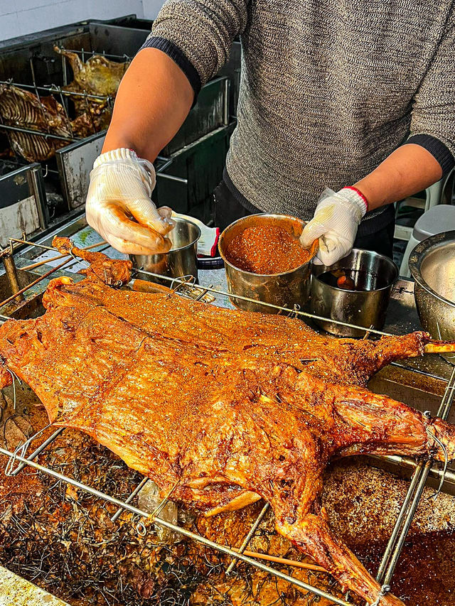 冬天聚餐，怎能少得了外酥內嫩的烤全羊？！