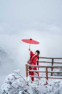 在光霧山拍攝的紅色戰國袍與雪景簡直絕配！