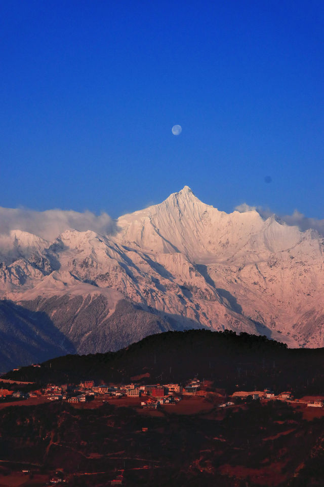 「梅里雪山，日照金山，見者有福」