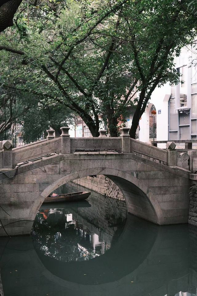 漫步朱紫坊｜福州千年巷弄的時光印記 【古巷掠影】始於唐末的朱紫坊，因宋代朱紫盈門而得名。明清建築