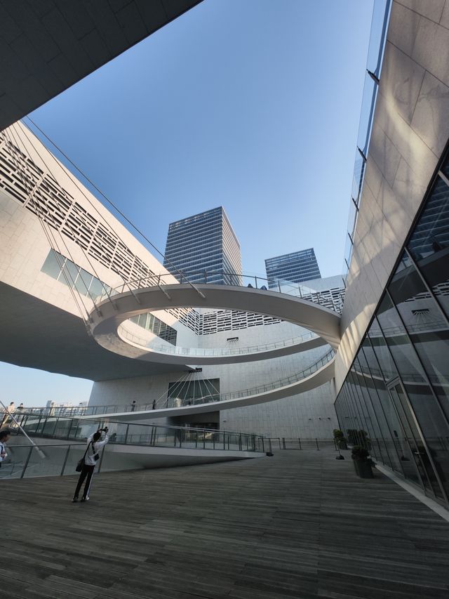 打卡上海博物館東館嘅室外螺旋人行步道