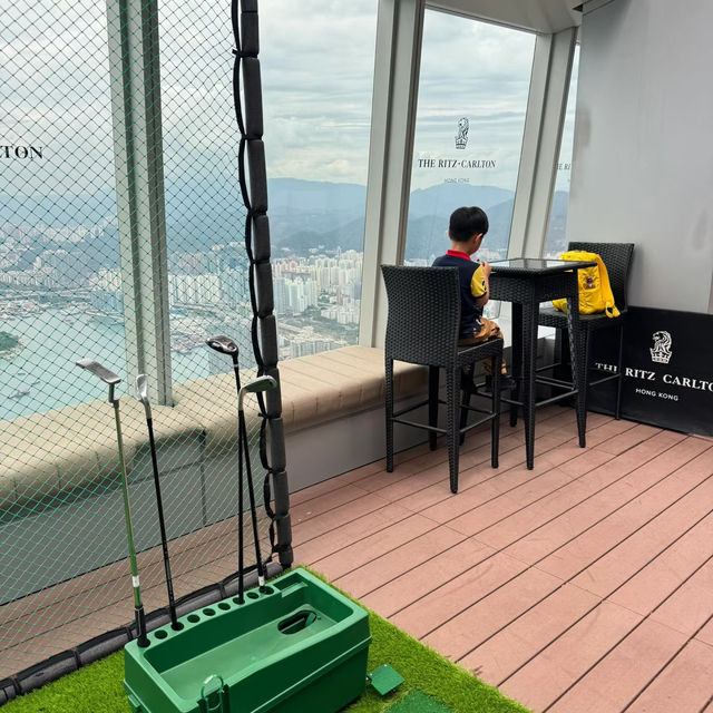 雲端親子高爾夫！帶娃打卡麗思卡爾頓酒店嘅118層驚喜⛳️