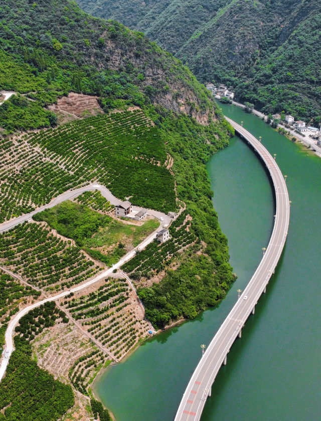 湖北絕美水上公路，山間吸氧