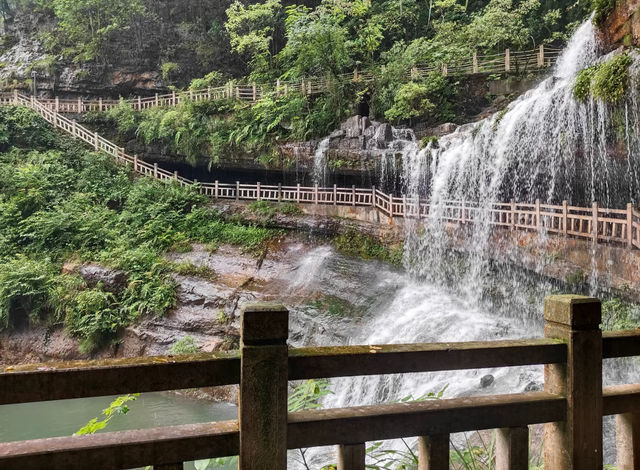 暴雨後的黃連河，我拍到了七彩瀑布的奇觀