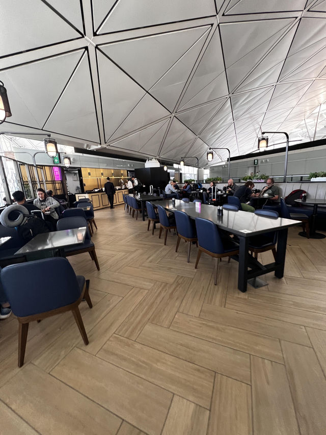 【香港機場Priority Pass Lounge大比拼！邊間抵食又好坐？】