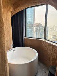 解放碑酒店天花板 體驗洞穴風江景浴缸!