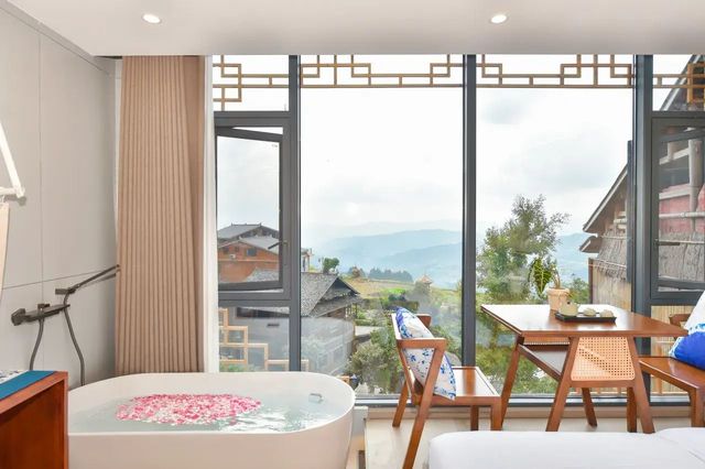 堂安侗寨這家觀景民宿直接把「住進風景裡」