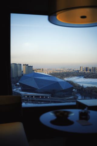Любовь с первого взгляда! Я заняла лучшее место для просмотра на самой большой площадке в Шэньяне, имеющей форму ромба.