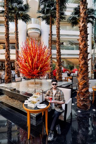 สายลมฤดูใบไม้ผลิพัดผ่านทางเดิน ชุดน้ำชายามบ่ายที่โรงแรมเวสติน เซี่ยงไฮ้นั้นงดงามจนทำให้พูดไม่ออก