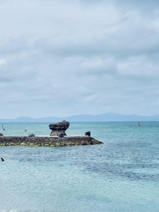 秋の宜野湾、穏やかな海辺の小道を歩く。