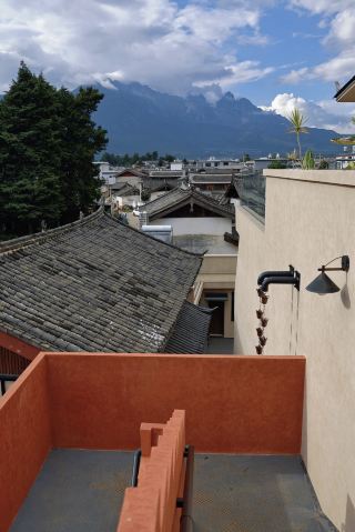 A private hot spring homestay in Baisha Ancient Town where you can lie back and watch the snow mountain