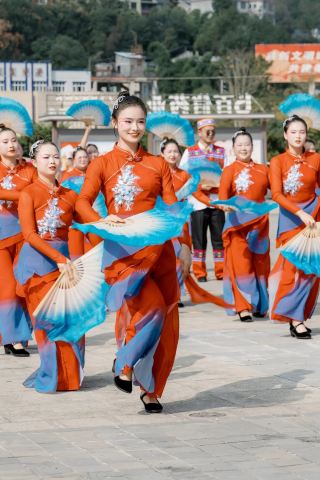 彩扇舞動思南！土家風情直接拉滿，住進烏江畫卷裡