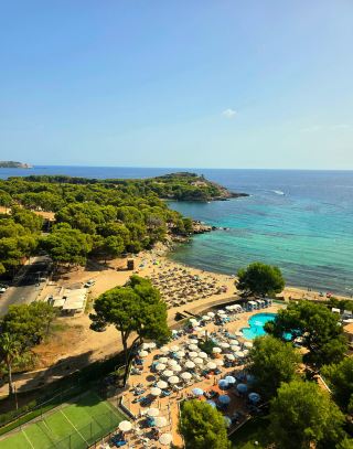 Well-Maintained Hotel with Great Food and Friendly Staff