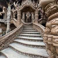 芭堤雅必去景點～世界最大木雕建築真理寺