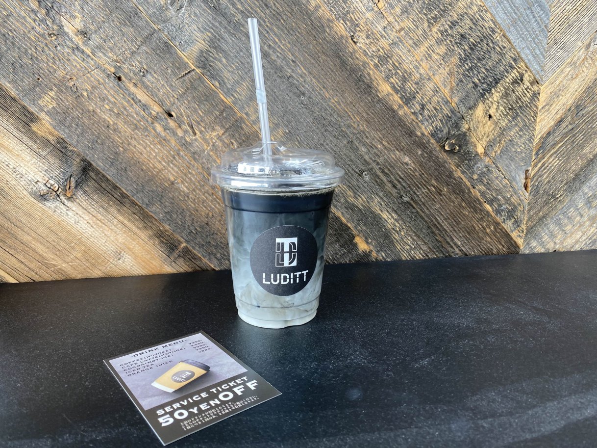 真っ黒な飲み物の正体とは？『CHARCOAL LATTE』を楽しめる『Luditt