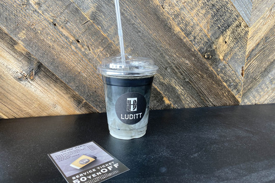 真っ黒な飲み物の正体とは？『CHARCOAL LATTE』を楽しめる『Luditt