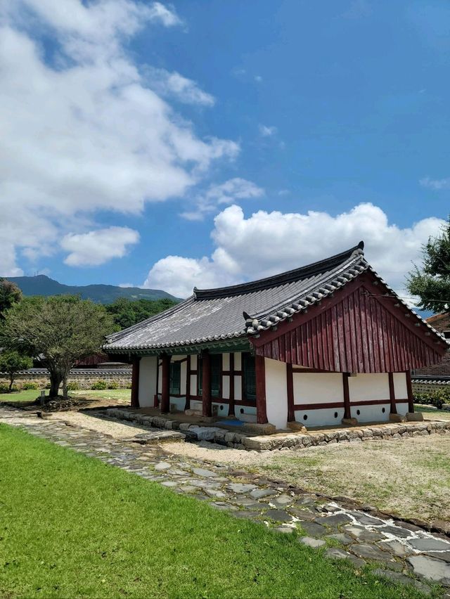 경남 유형문화재로 지정된 거제향교✨️