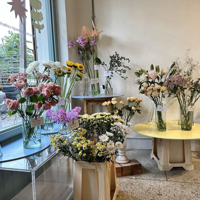 💕 Flowers In The Mist 🌫️ 🌹🌺💐