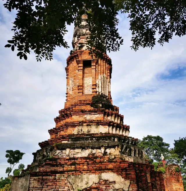 พระปรางค์ที่งดงาม ณ วัดบรมพุทธาราม 