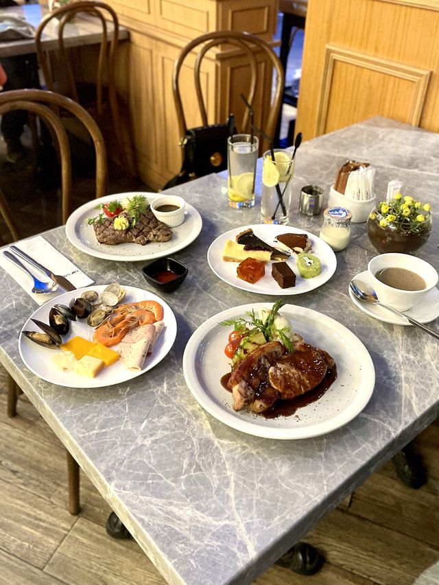 半自助晚餐$218起 任食多款沙律頭盤/海鮮/甜品