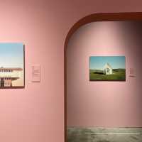 【東京・アート】ウェス･アンダーソンすぎる風景展