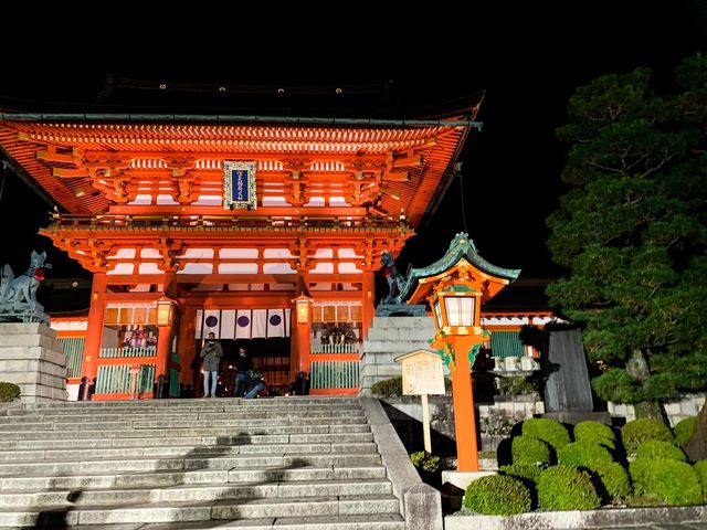 ศาลเจ้าฟูชิมิอินาริ 伏見稲荷大社 (Night time)⛩️🌌