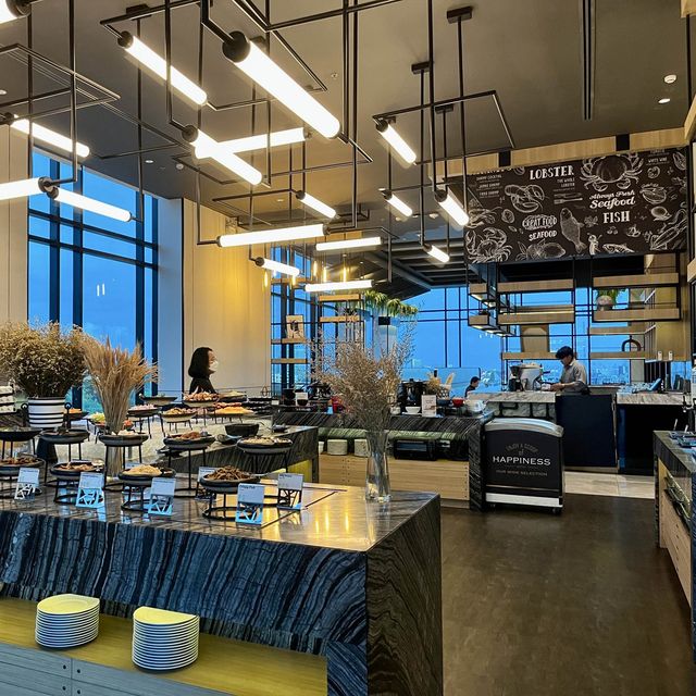 เดินทางสะดวก พักที่ Holiday Inn & Suites Sriracha