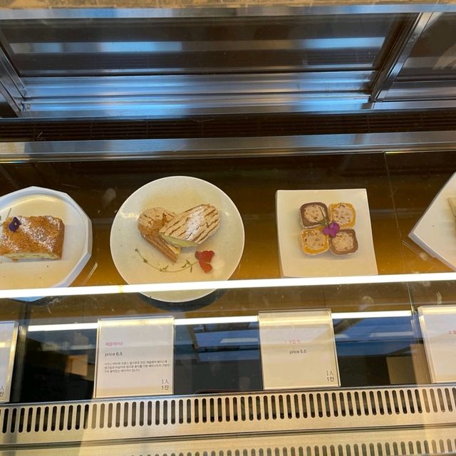 韓國恩平韓屋村宏偉壯觀的山景色搭配的人氣 Cafe🤩
