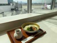 福岡空港。保安検査場内グルメ『あご出汁 うどん こがね丸』