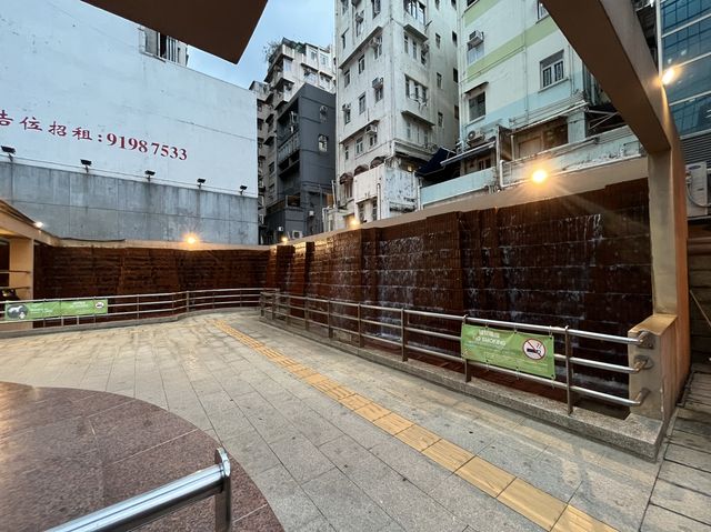 鬧市中嘅人工瀑布牆 @ 彌敦道界限街休憩處