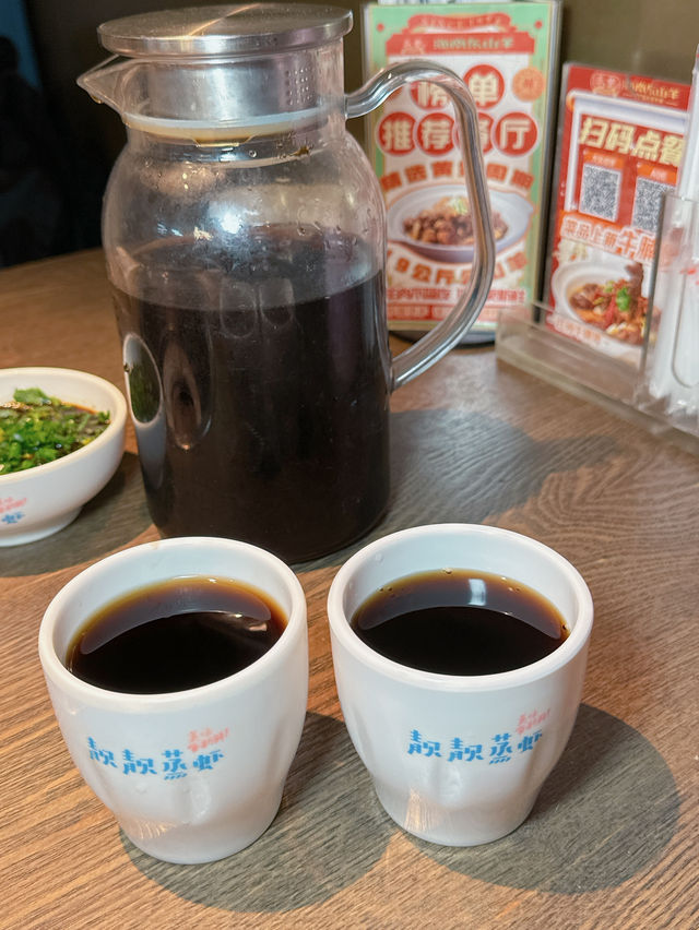 「毛記海南東山羊x靚靚」，主打新鮮不隔夜即切羊肉，重點係用炭爐火鍋，羊肉湯底更熬足6個鐘，夠晒暖笠笠🔥🔥